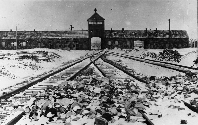 Bundesarchiv Bild_175-04413_KZ_Auschwitz_Einfahrt